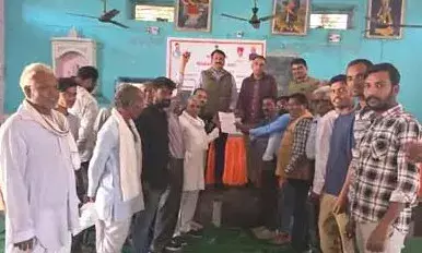 अरावली पर्वतमाला के संरक्षण को लेकर ग्रामीणों ने तहसीलदार को सौंपा ज्ञापन