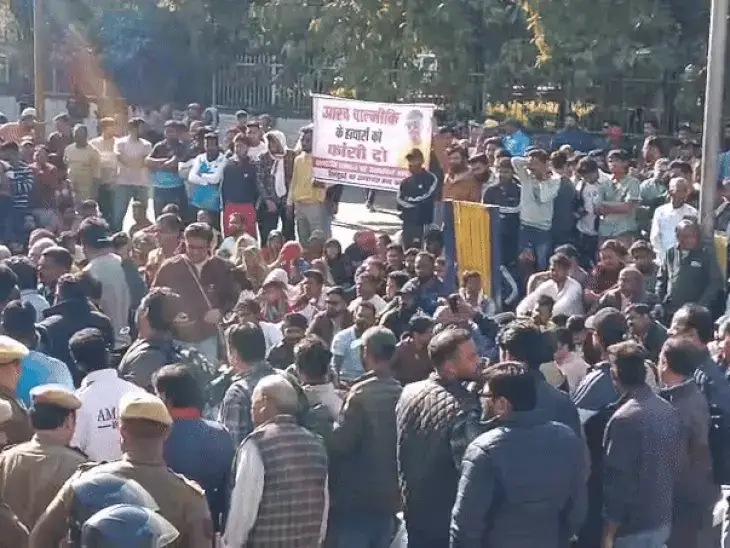 कार से कुचलकर हत्या की,लोग बोले- घर पर चले बुलडोजर:स्कूटी सवार की मौत के बाद समाज के लोग सड़कों पर उतरे, परिवार के लिए एक करोड़ मांगे