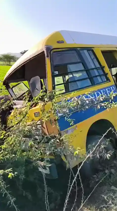 ज्ञानदीप विद्या मंदिर की बस दुर्घटनाग्रस्त, बड़ा हादसा टला ज्ञानदीप विद्या मंदिर की बस दुर्घटनाग्रस्त, बड़ा हादसा टला