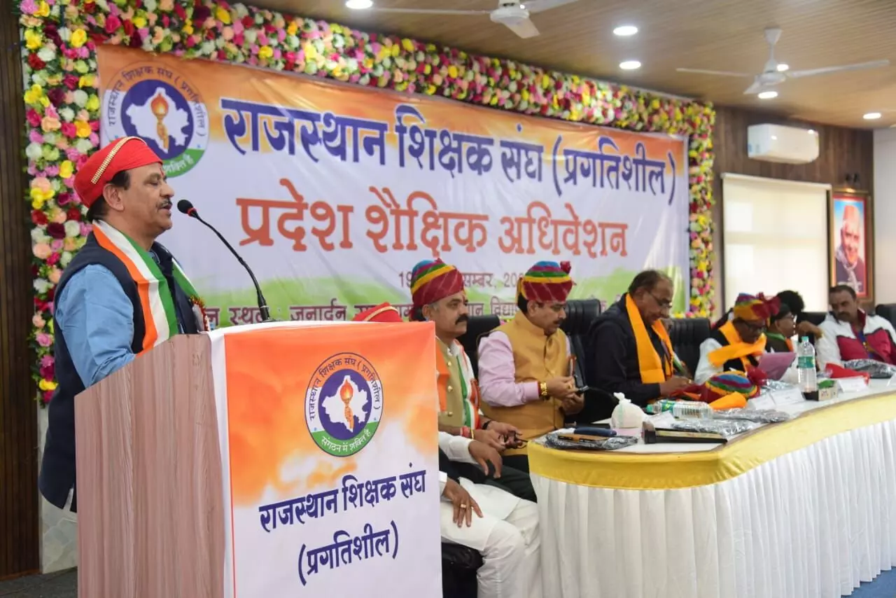 बच्चों में वैज्ञानिक सोच विकसित करे शिक्षक- डांगी बच्चों में वैज्ञानिक सोच विकसित करे शिक्षक- डांगी