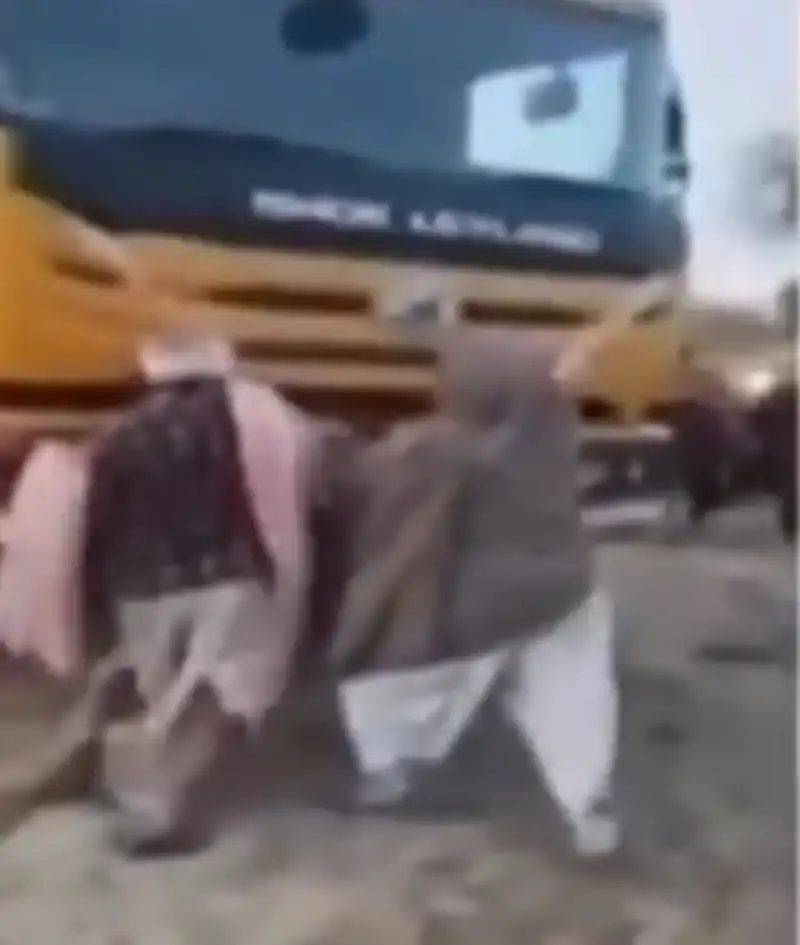 आसींद ,शमशान भूमि पर बजरी माफिया का आतंक, ग्रामीणों को डंपर से कुचलने की कोशिश आसींद ,शमशान भूमि पर बजरी माफिया का आतंक, ग्रामीणों को डंपर से कुचलने की कोशिश