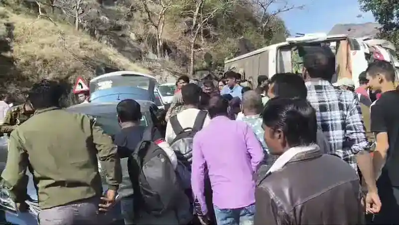 वीर बावसी मंदिर के पास पर्यटक बस पलटी, 25 यात्री घायल
