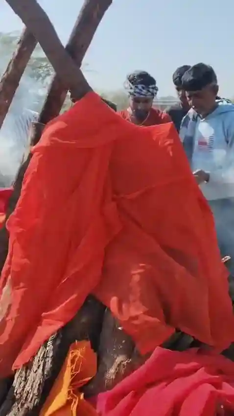 करंट से बंदर की मौत, ग्रामीणों ने शोभायात्रा निकाल किया धार्मिक विधि से अंतिम संस्कार करंट से बंदर की मौत, ग्रामीणों ने शोभायात्रा निकाल किया धार्मिक विधि से अंतिम संस्कार