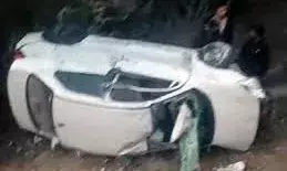 नींद की झपकी से बड़ा हादसा टला, कुंवारिया पुल के पास खड्डे में गिरी स्विफ्ट कार ४ लोग चोटिल
