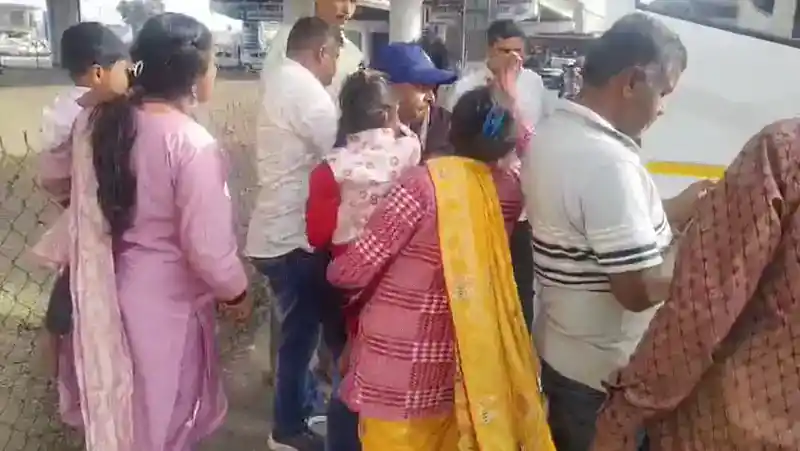 भदाली खेड़ा ओवरब्रिज के पास कार और ट्रेलर की टक्कर, चालक से मारपीट