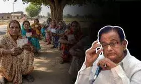 नए ग्रामीण रोजगार कानून को राष्ट्रपति की मंजूरी, मनरेगा हटाने पर चिदंबरम का तीखा विरोध