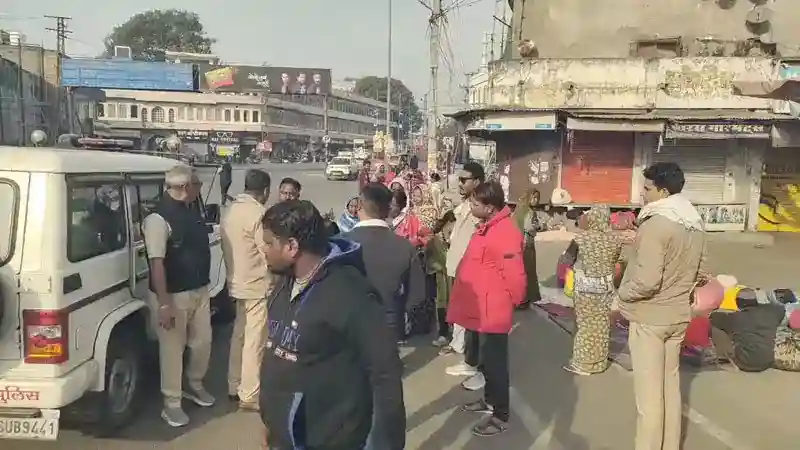 फुटपाथी कपड़े बेचने वालों को हटाती पुलिस, फोटो पुनीत