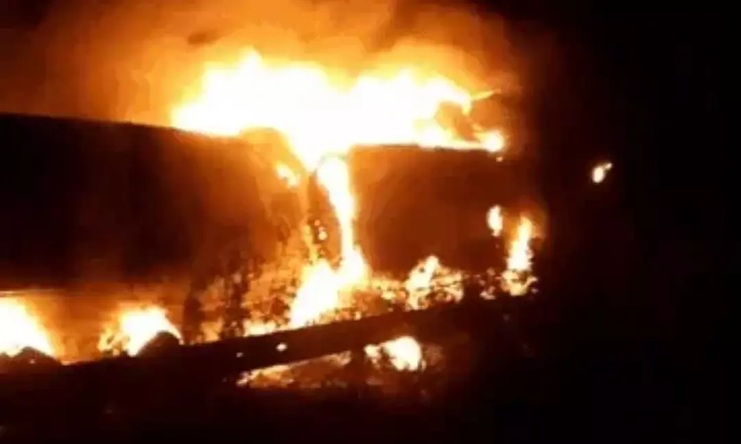 भारत माला एक्सप्रेसवे पर भीषण हादसा, ट्रक ट्रेलर की टक्कर के बाद लगी आग, चालक की मौत