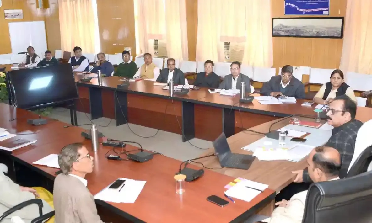 शिकायत प्राप्त होते ही त्वरित समाधान करें, विलंब अस्वीकार्य, लापरवाही कर होगी कार्रवाई :कलक्टर