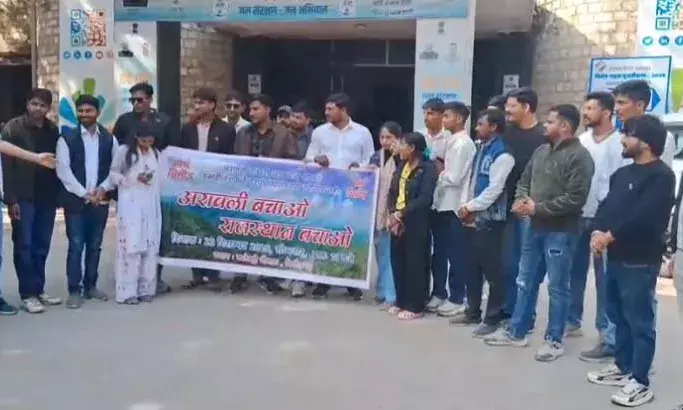 अरावली पर्वतमाला को लेकर चित्तौड़गढ़ में  मानव श्रृंखला बनाकर क‍िया व‍िरोध प्रदर्शन