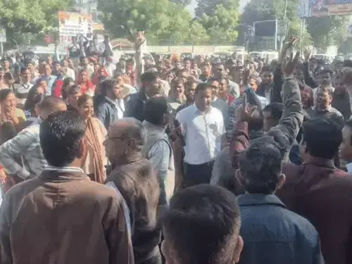 पीडब्ल्यूडी अधिकारियों के साथ मारपीट पर इंजीनियर्स ने कलेक्ट्रेट पर किया प्रदर्शन पीडब्ल्यूडी अधिकारियों के साथ मारपीट पर इंजीनियर्स ने कलेक्ट्रेट पर किया प्रदर्शन