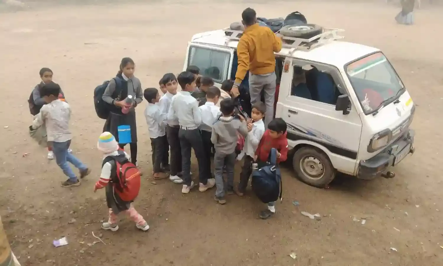 शक्करगढ़ में निजी स्कूल की मनमानी, बच्चों की जान खतरे में