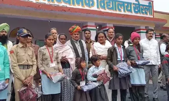 खेड़ली किन्नर बुलबुल ने 250 छात्राओं में बांटी हूडी और जर्सी, सामाजिक सरोकार की मिसाल पेश