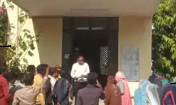 बिजौलिया के सतकुडीया में श्मशान भूमि दर्ज कराने और अवैध खनन रोकने की मांग, ग्रामीणों का प्रदर्शन