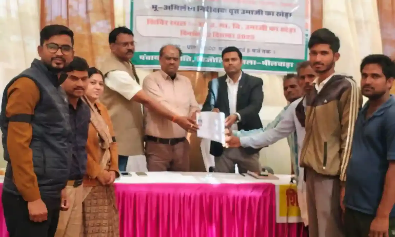 ग्रामीण सेवा फॉलोअप शिविर में मौके पर हुआ नाम संशोधन, ग्रामीण को मिली त्वरित राहत