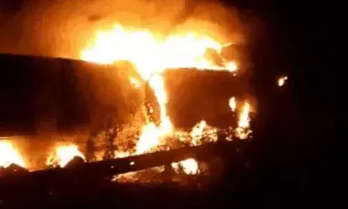 भारत माला एक्सप्रेसवे पर भीषण हादसा, ट्रक ट्रेलर की टक्कर के बाद लगी आग, चालक की मौत