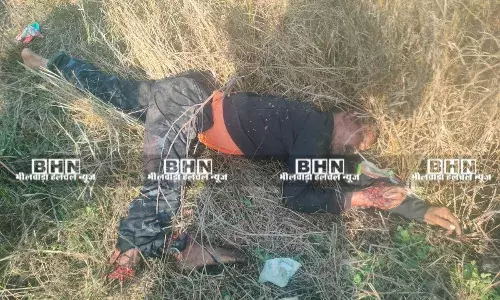 शाहपुरा में सड़क किनारे संदिग्ध अवस्था में मिली लाश, इलाके में मचा हड़कंप शाहपुरा में सड़क किनारे संदिग्ध अवस्था में मिली लाश, इलाके में मचा हड़कंप