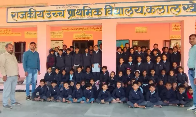 कलालखेड़ी में विद्यार्थियों को स्वेटर वितरण