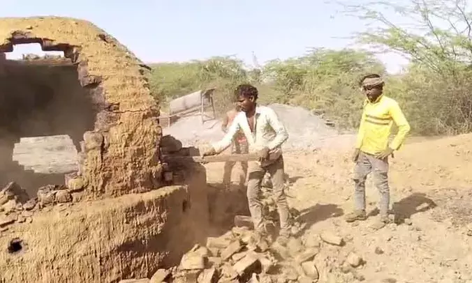 चीड़ खेड़ा में अवैध कोयला भट्टियों काे मालिक खुद हटाने में जुटे, बना चर्चा का व‍िषय