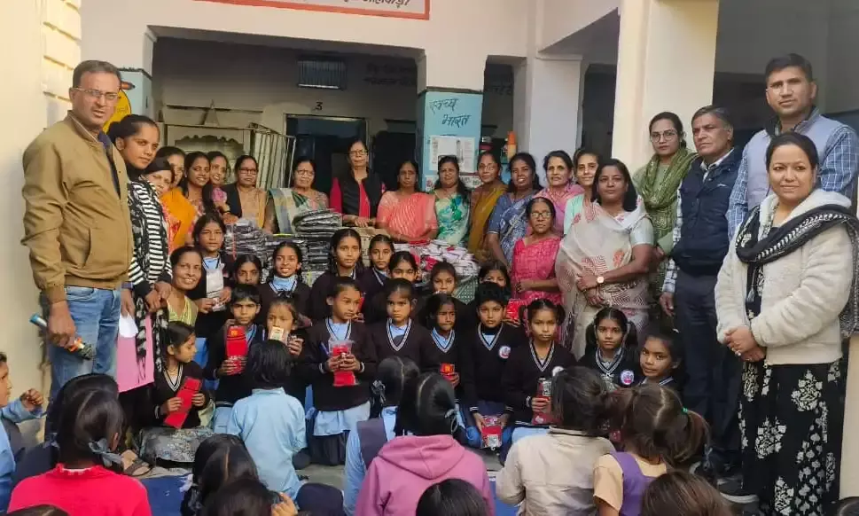 हमीरगढ़ में विद्यार्थियों को 150 स्वेटर वह 250 मोजे वितरित