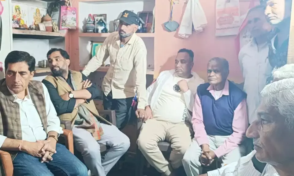 पूर्व राज्यमंत्री  जाड़ावत ने घायल माली से की मुलाकात