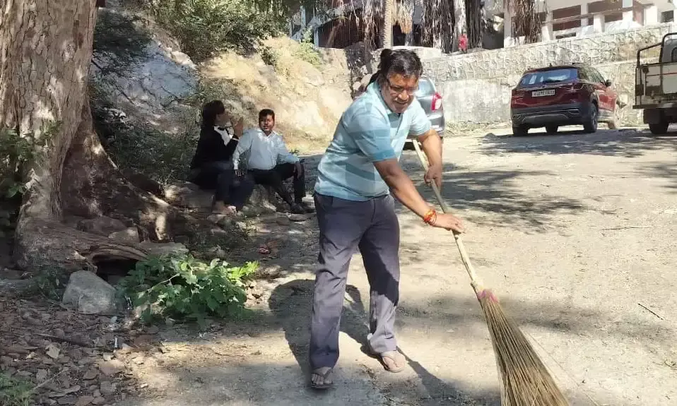 रकेश्वर महादेव मंदिर पर चला स्वच्छता अभियान, हर माह मंदिरों में सफाई का लिया संकल्प