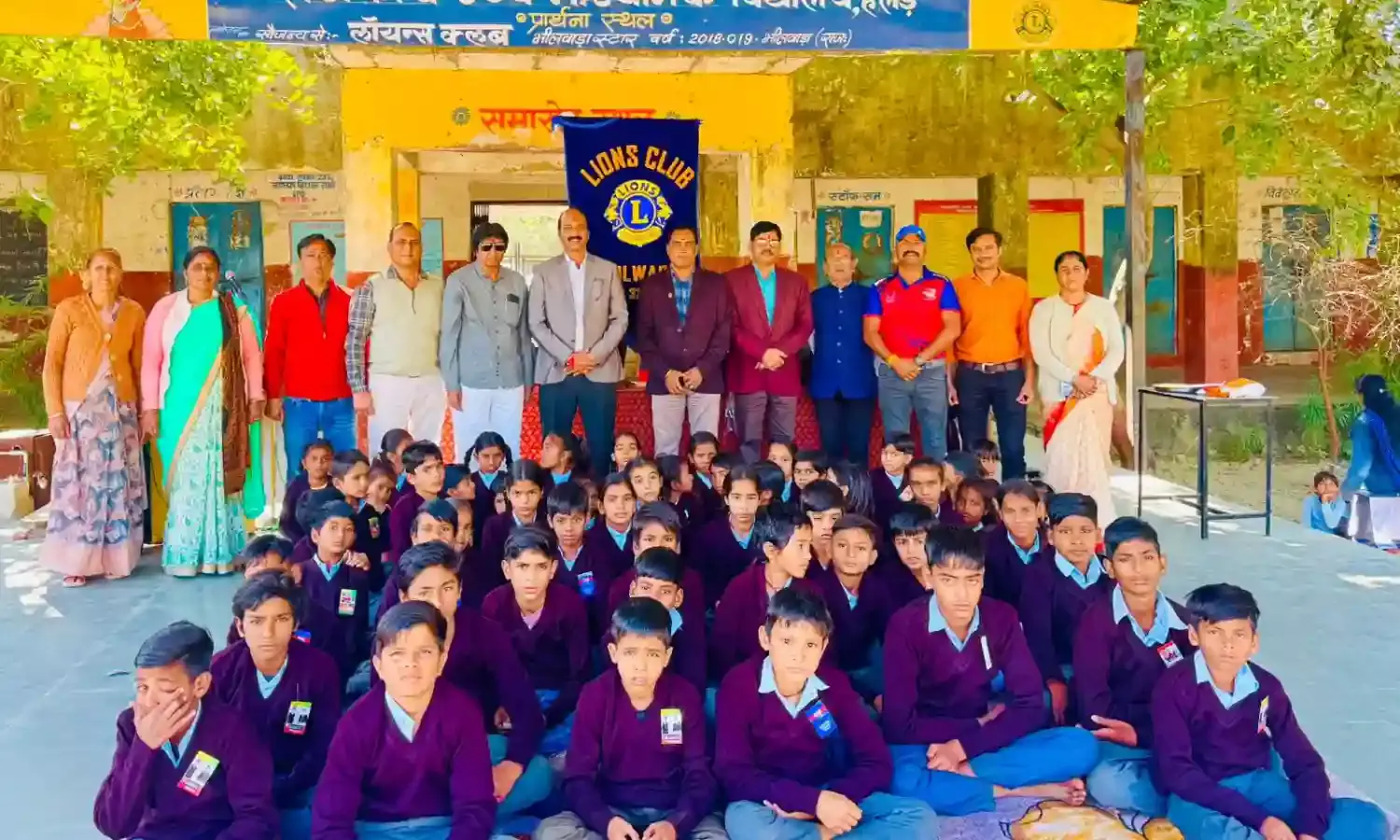 लायंस क्लब ने हलेड़ में स्वेटर किये वितरण