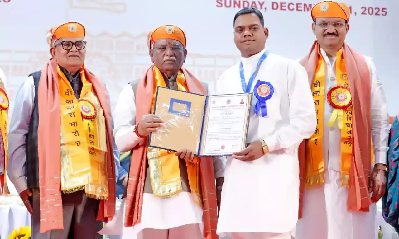 डॉ. मेघवाल को राज्यपाल ने पीएचडी से किया सम्मानित