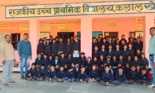 कलालखेड़ी में विद्यार्थियों को स्वेटर वितरण