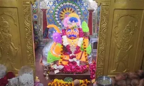 सिंदरी के बालाजी को पहनाया गया ऊनी चोला सिंदरी के बालाजी को पहनाया गया ऊनी चोला