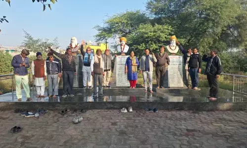 बारहठ बंधुओं की प्रतिमाओं पर श्रद्धा-सुमन अर्पित बारहठ बंधुओं की प्रतिमाओं पर श्रद्धा-सुमन अर्पित