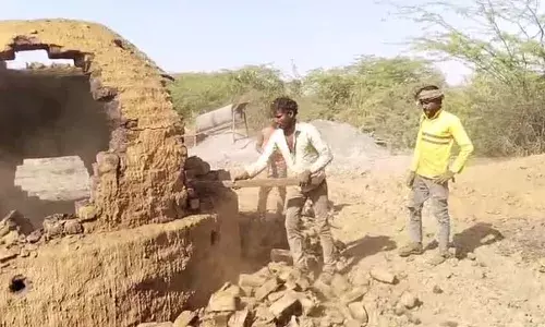 चीड़ खेड़ा में अवैध कोयला भट्टियों काे मालिक खुद हटाने में जुटे, बना चर्चा का विषय चीड़ खेड़ा में अवैध कोयला भट्टियों काे मालिक खुद हटाने में जुटे, बना चर्चा का विषय