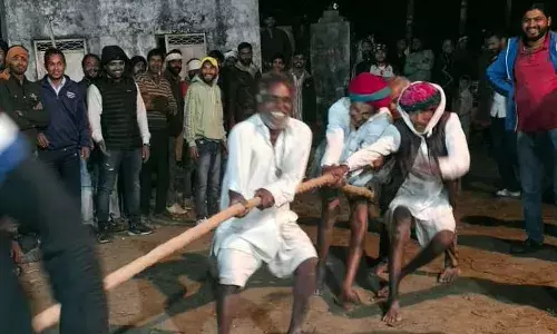 बड़ा महुआ में रस्साकशी का रोमांच: डॉ. शंकरलाल माली बोले- खेलो से बढ़ता है आपसी भाईचारा बड़ा महुआ में रस्साकशी का रोमांच: डॉ. शंकरलाल माली बोले- खेलो से बढ़ता है आपसी भाईचारा