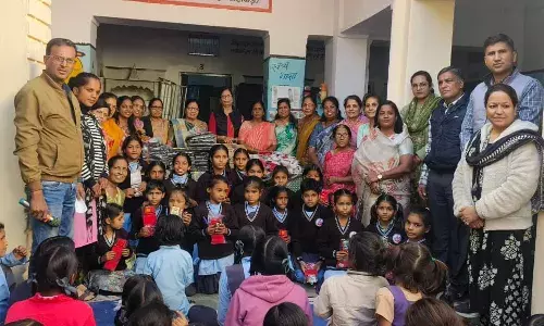 हमीरगढ़ में विद्यार्थियों को 150 स्वेटर वह 250 मोजे वितरित