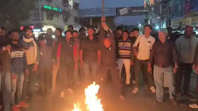 भीलवाड़ा में बांग्लादेश घटना के विरोध में सर्व हिंदू समाज का प्रदर्शन, आतंकवाद का पुतला  फूंका