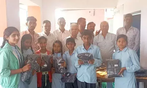 विद्यार्थियों को ऊनी जर्सी भेंट की