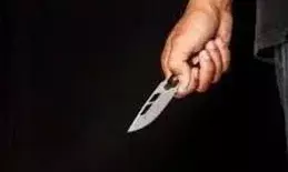 स्कूल के बाहर छात्राओं में हिंसा, मामूली विवाद में 11वीं की छात्रा ने सीनियर पर किया चाकू से हमला