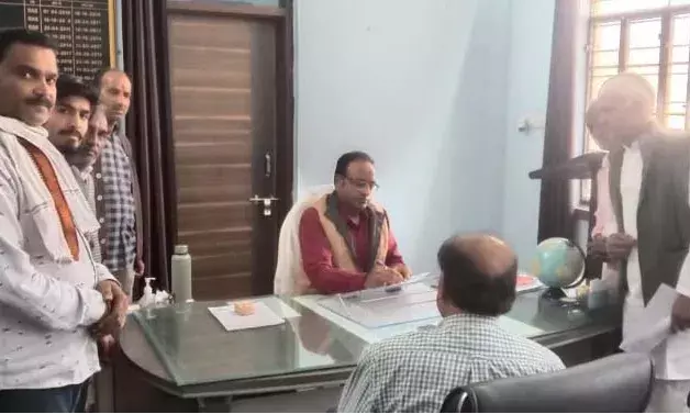 सीसी रोड निर्माण में बाधक विद्युत पोल हटाने की मांग, बि‍जौल‍ियां वासियों ने एसडीओ को सौंपा ज्ञापन