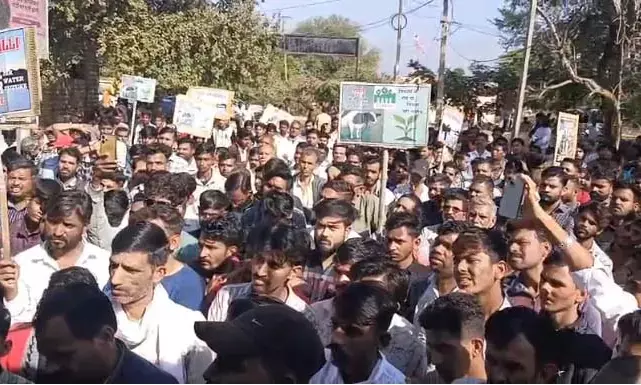 देसूरी में अरावली बचाओं अभियान के तहत धरना प्रदर्शन, प्रत‍िष्‍ठान रखे बन्‍द, राष्ट्रपति के नाम ज्ञापन सौंपा