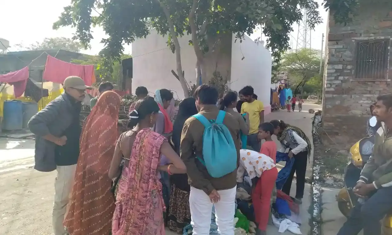 ठंड में जरूरतमंदों को बांटे गर्म वस्त्र