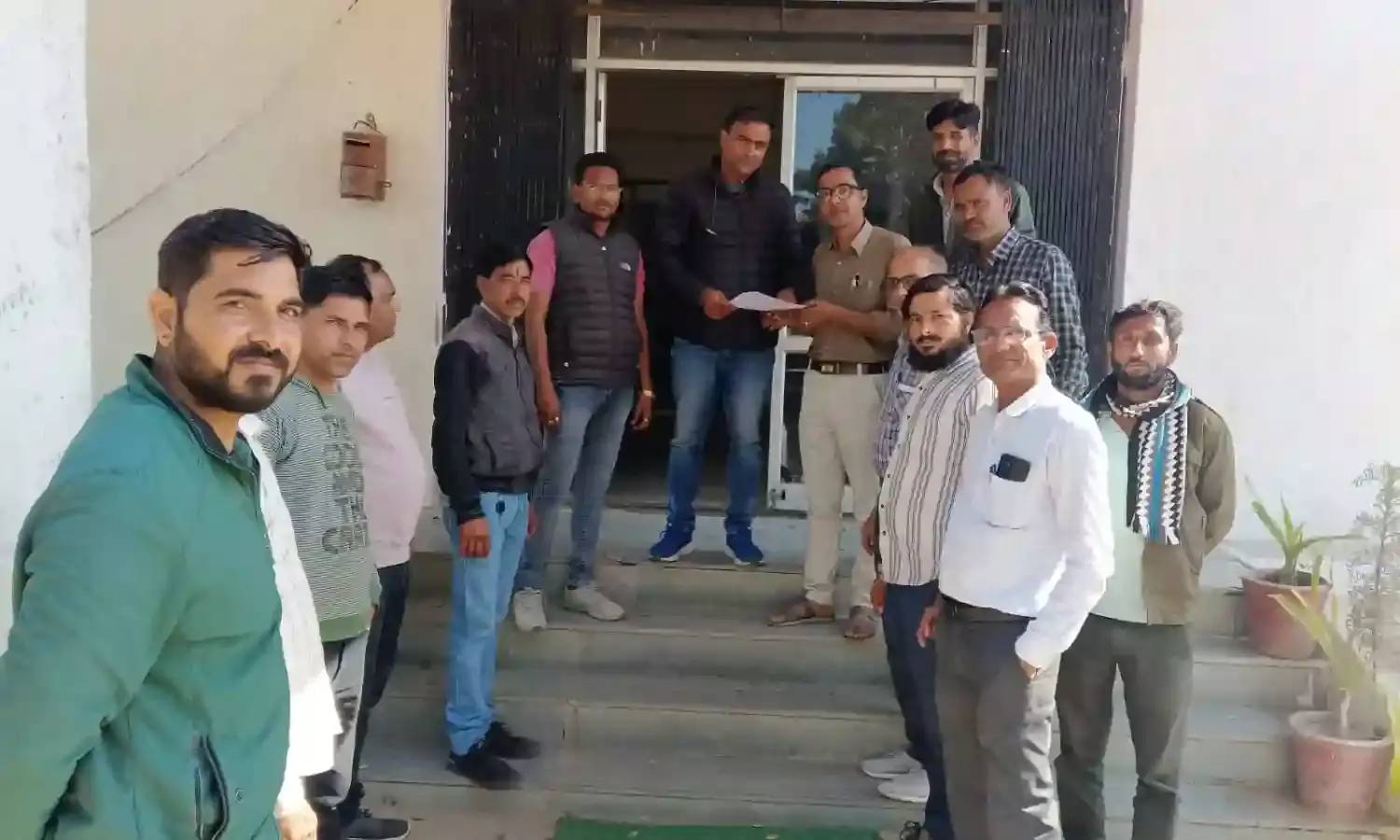 खबर लिखने की कीमत: फुलियाकलां में पत्रकार पर हमला