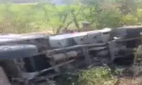 बैतूल: बोरदेही घाट में पिकअप पलटने से 31 ग्रामीण घायल