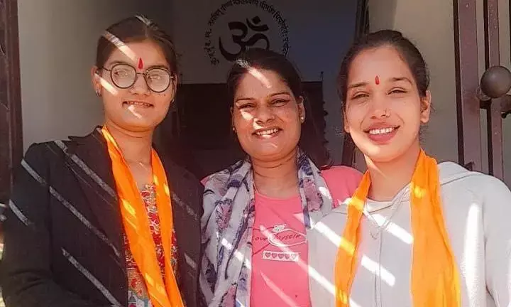 विश्व हिंदू परिषद दुर्गावाहिनी की बहिनें शिक्षिका अभ्यास वर्ग के लिए रवाना