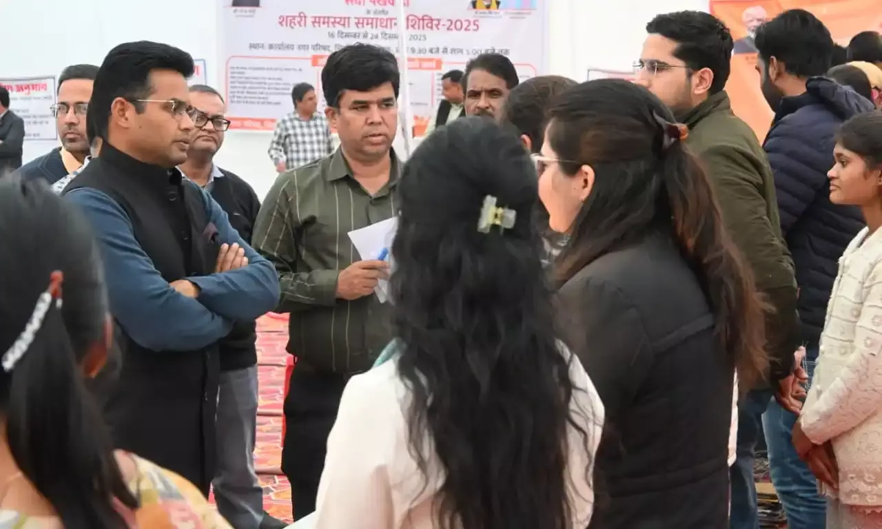 जिला कलक्टर ने नगर परिषद में चल रहे शहरी समाधान शिविर का किया निरीक्षण जिला कलक्टर ने नगर परिषद में चल रहे शहरी समाधान शिविर का किया निरीक्षण