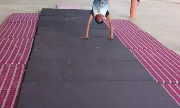 विद्यालय नंदराय को भेंट किए ₹50 हजार के जिम्नास्टिक खेल उपकरण