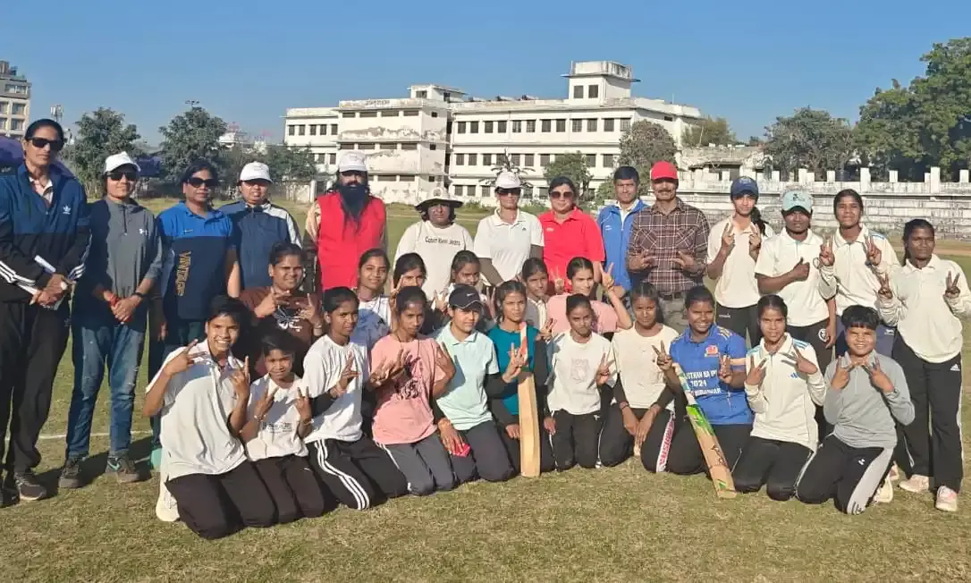 सांसद खेल महोत्सव में महिलाओं ने मारे चौके-छक्के, धार की बालिकाओं ने मारा मैदान सांसद खेल महोत्सव में महिलाओं ने मारे चौके-छक्के, धार की बालिकाओं ने मारा मैदान