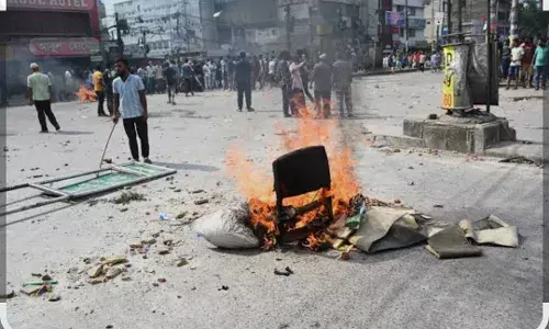बांग्लादेश में चुनाव से पहले मीडिया पर हमला, पत्रकारों को जिंदा जलाने की कोशिश बांग्लादेश में चुनाव से पहले मीडिया पर हमला, पत्रकारों को जिंदा जलाने की कोशिश