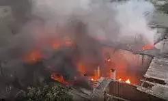 फैक्ट्री में भीषण आग, सिलेंडर ब्लास्ट में दमकल कर्मचारी घायल