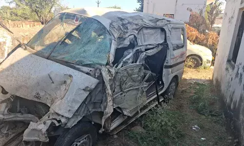 भीषण सड़क हादसे में दो युवकों की मौत, आठ गंभीर घायल भीषण सड़क हादसे में दो युवकों की मौत, आठ गंभीर घायल