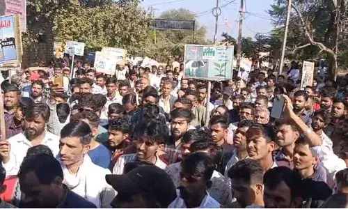 देसूरी में अरावली बचाओं अभियान के तहत धरना प्रदर्शन, प्रत‍िष्‍ठान रखे बन्‍द, राष्ट्रपति के नाम ज्ञापन सौंपा